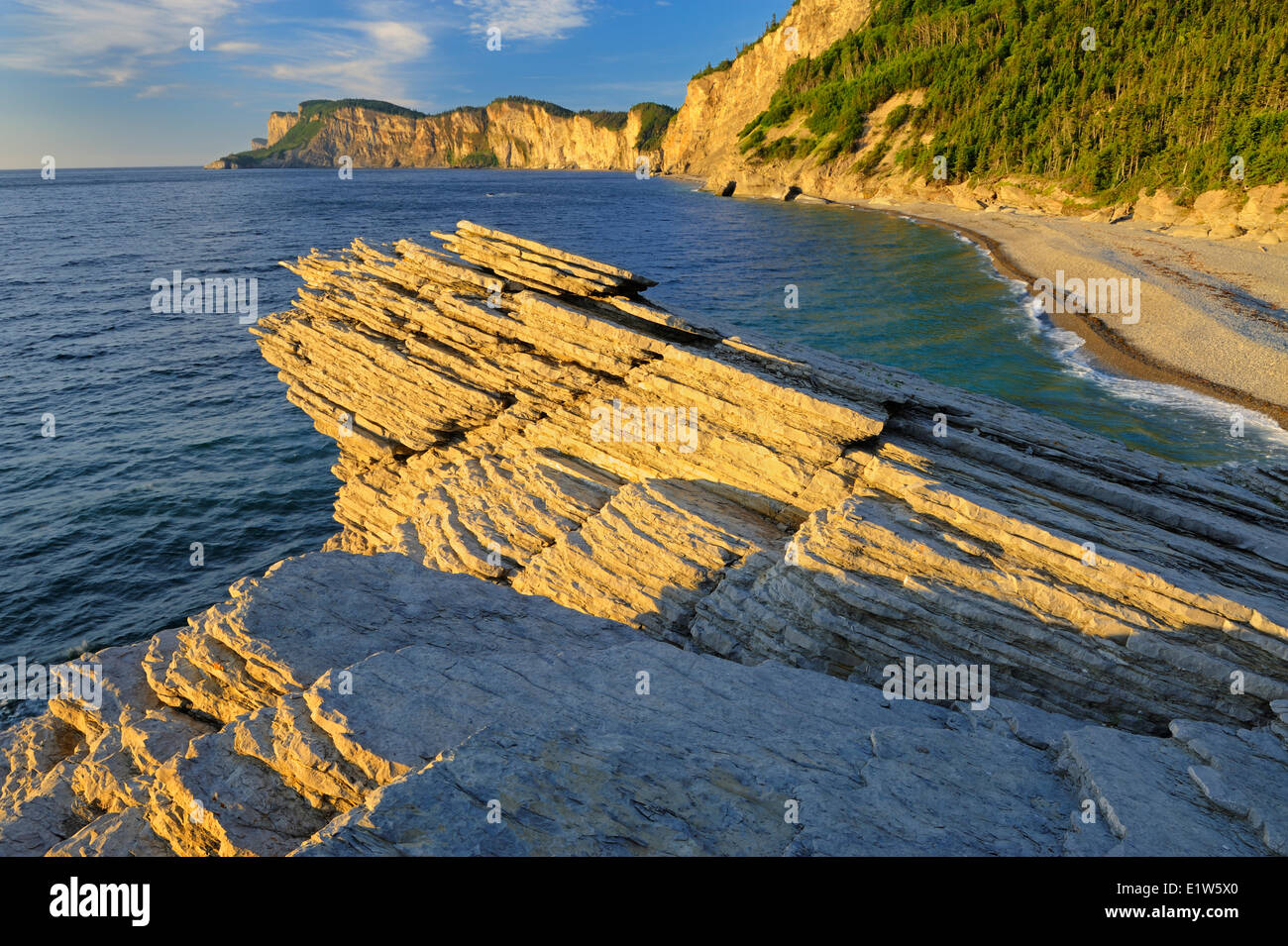 Kalkstein entlang der atlantischen Küste bei Sonnenaufgang, Forillon Nationalpark, Quebec, Kanada Stockfoto