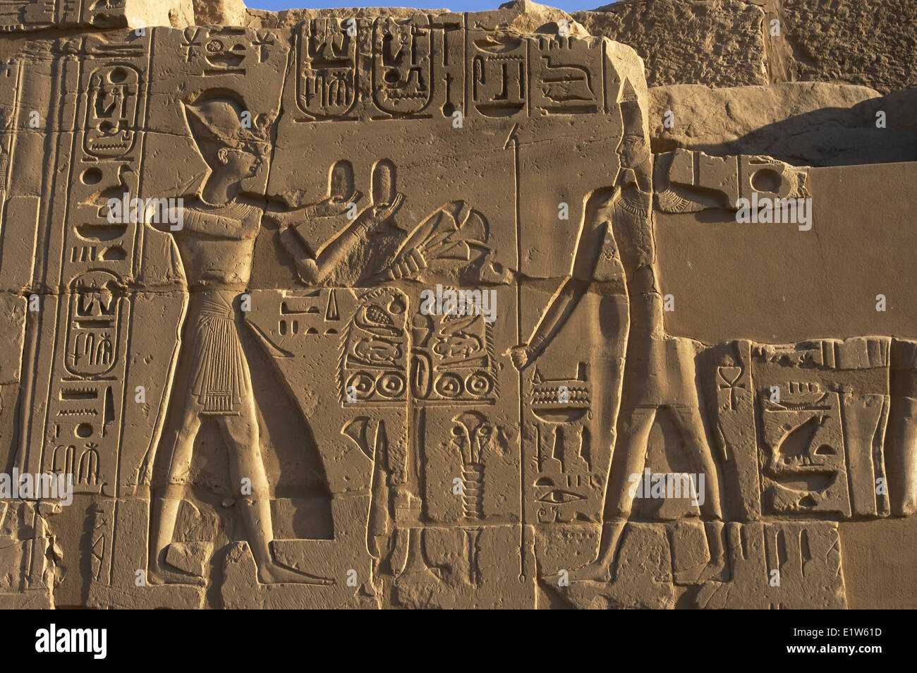 Ägyptische Kunst. Der Karnak-Tempel-Komplex. Der Pharao Ramesses II eine Darbringung, einem ägyptischen Gott. 19. Dynastie. Stockfoto