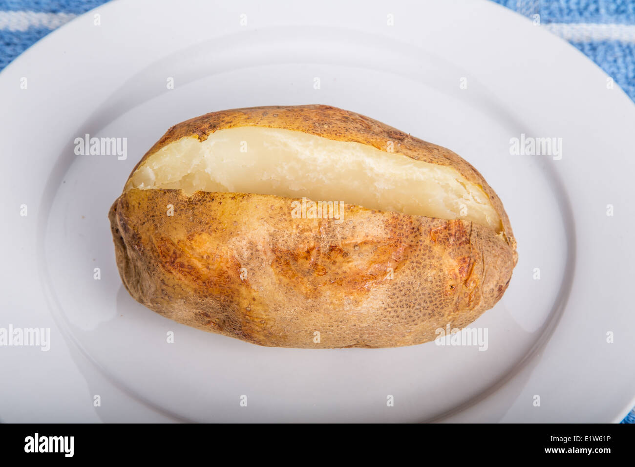 Eine heiße Ofenkartoffel auf einem weißen Teller Stockfoto