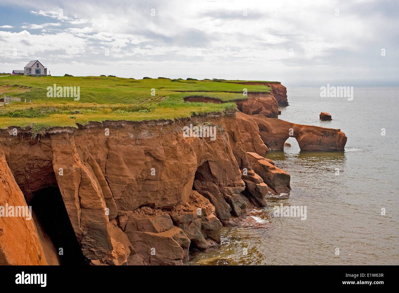 Die typische zerklüftete Küste Cap Aux Meules Magdalen Inseln Iles De La Magedelaine Quebec. Die kleine Achipelago befindet sich in Stockfoto