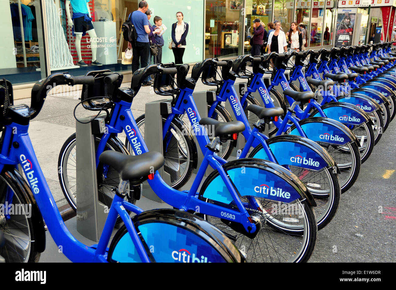 New York, NY: Zeilen mit den brandneuen Citibike hell blau Leihfahrräder mit der Citibank-Logo prangt an sitzen Stockfoto