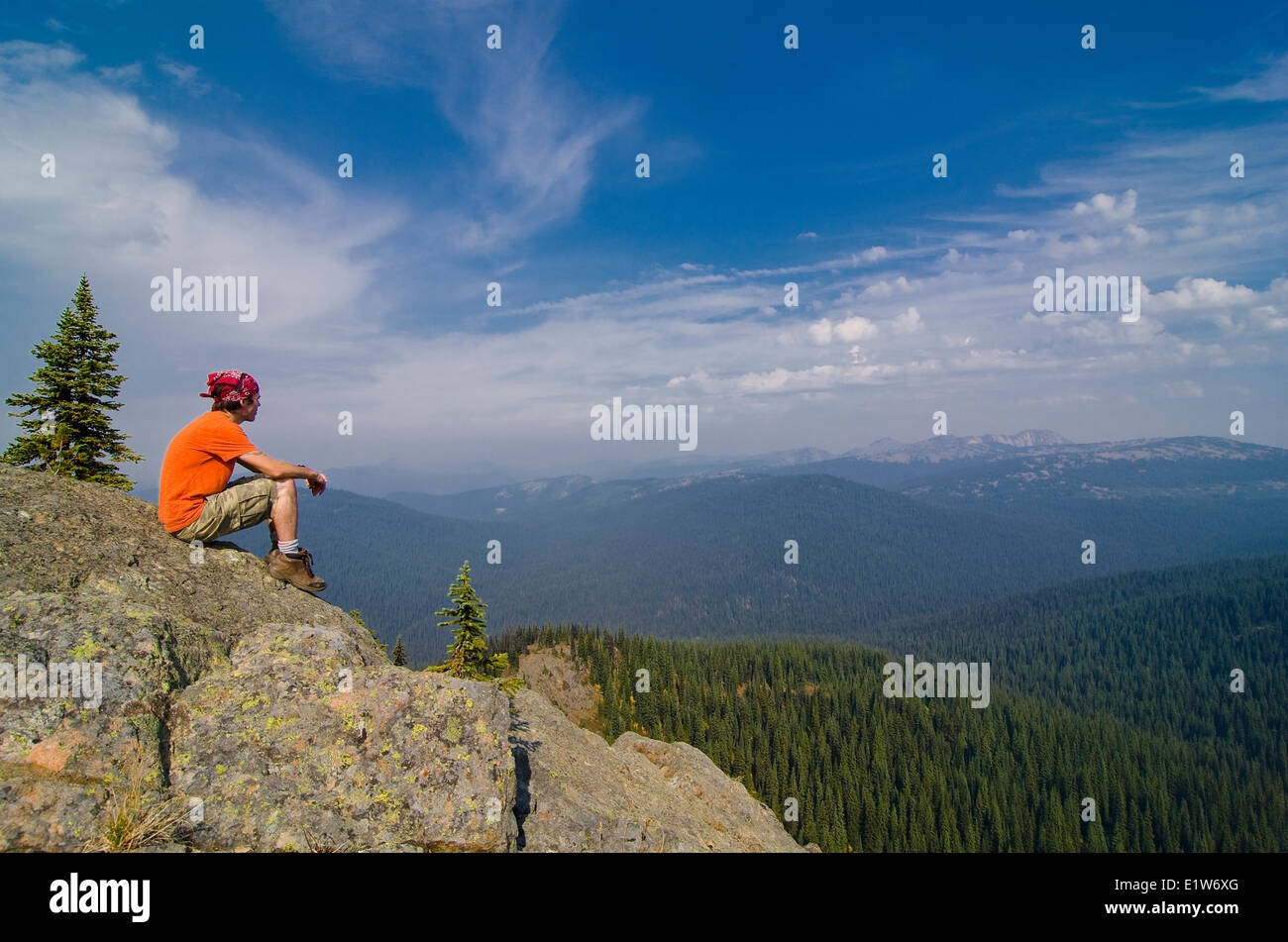 Wanderer genießt die Landschaft auf dem Rücken eines die Wildnis im Similkameen Region British Columbia Kanada E.C. Manning Park Wanderwege Stockfoto