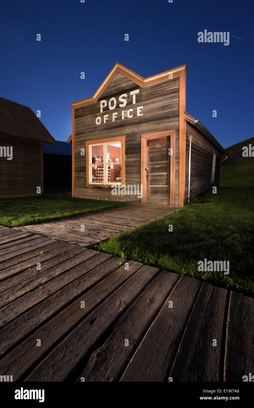 Saint Ann Ranch provinzielle historische Stätte in der Nähe von Trochu, Alberta, Kanada. Licht in der Nacht gemalt Stockfoto