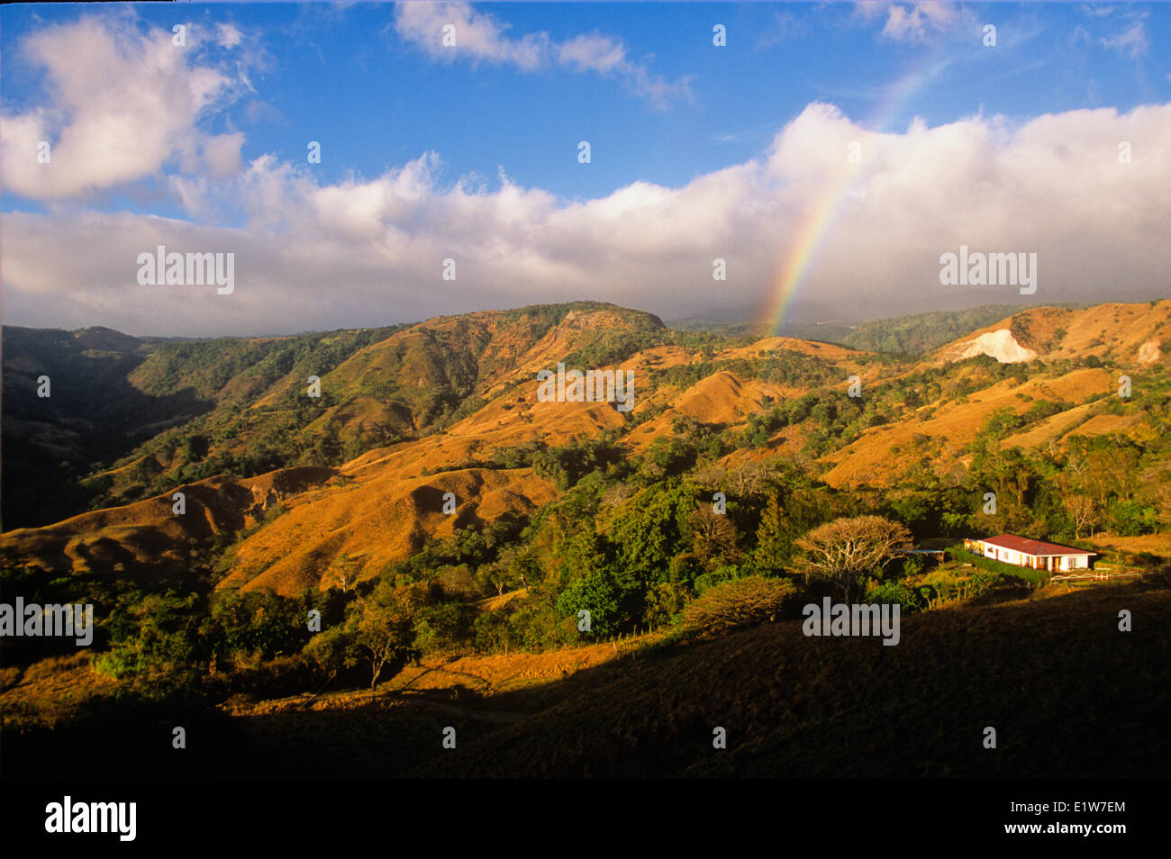Regenbogen und Haus, Cordillera de Tilaran, Guanacaste, costarica Stockfoto