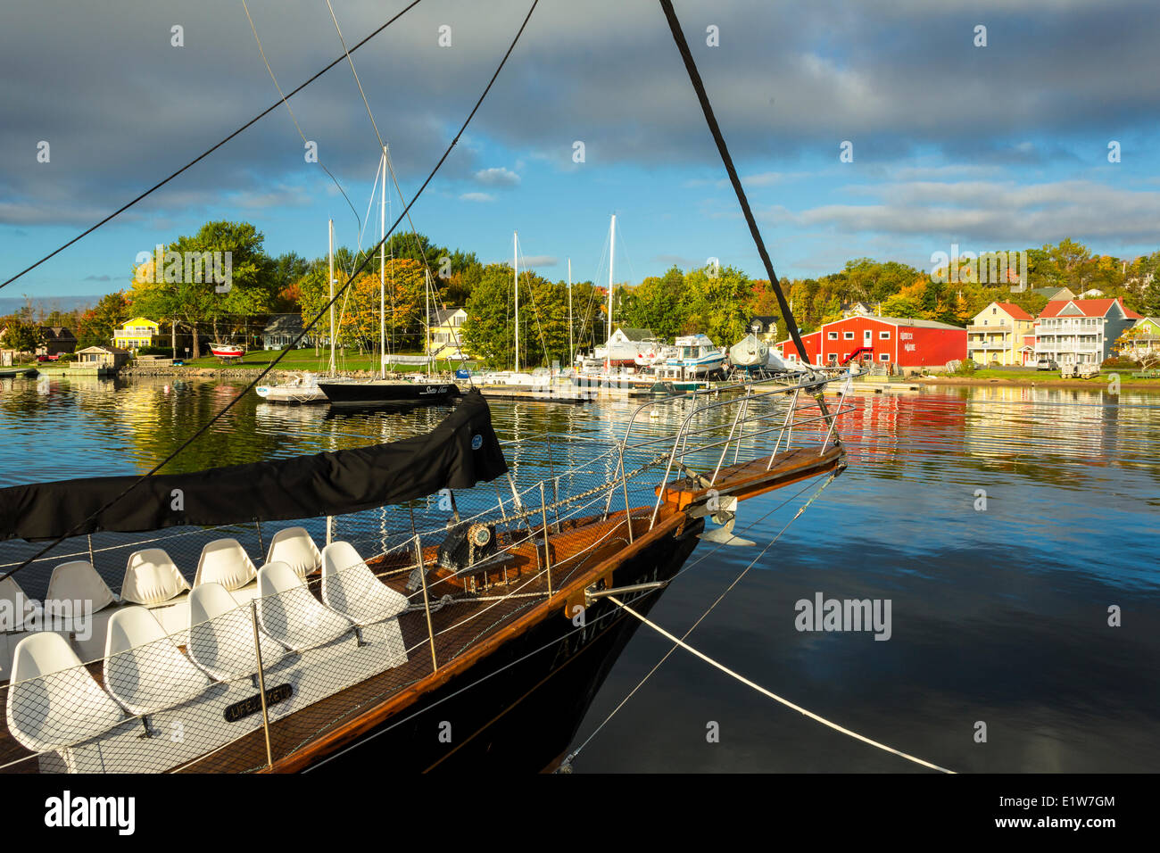 Sailbots am baddeck waterfront Fotos und Bildmaterial in hoher
