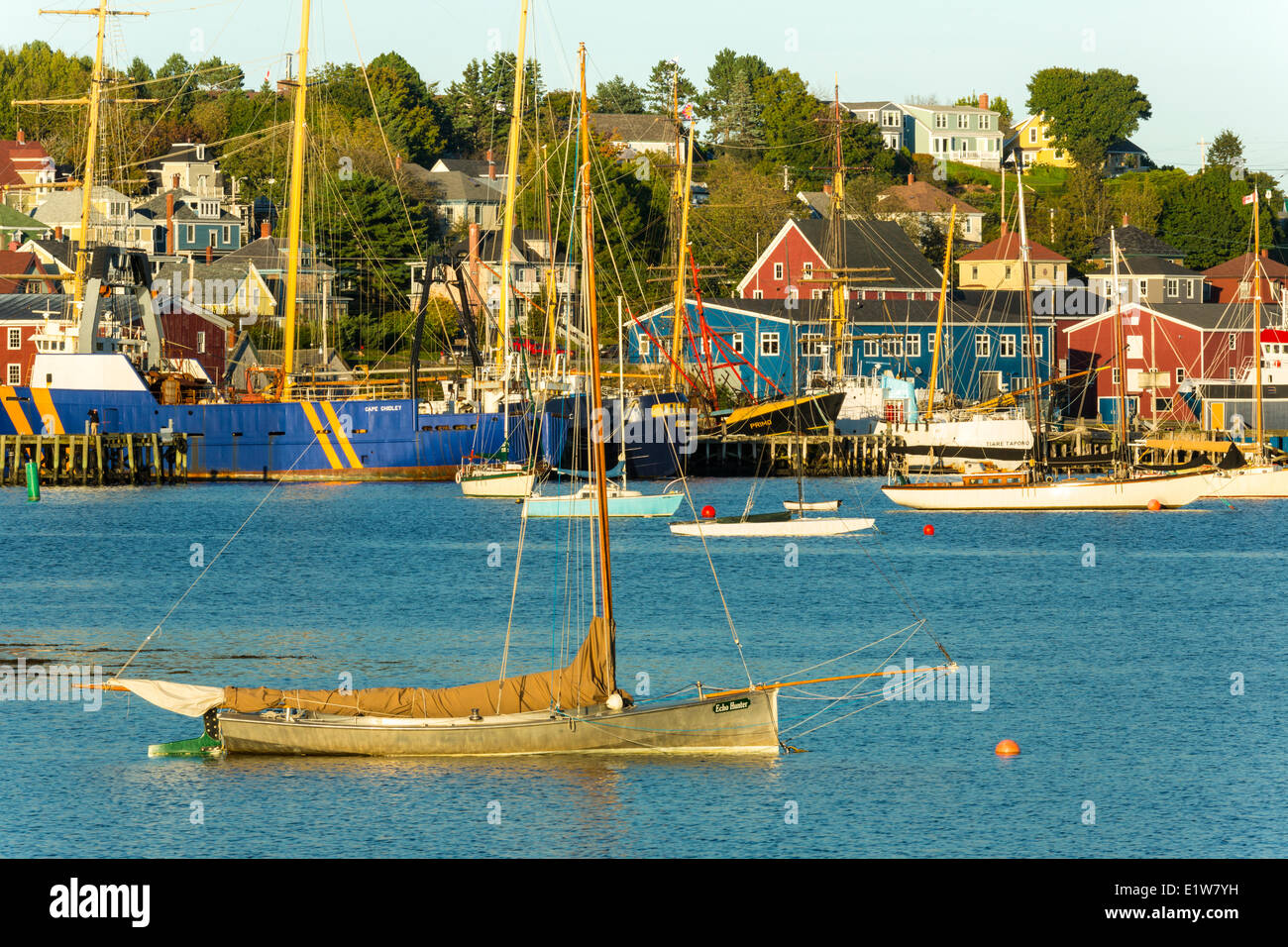 Kleines Holzboot, Lunenburg Waterfront, Nova Scotia, Kanada Stockfoto