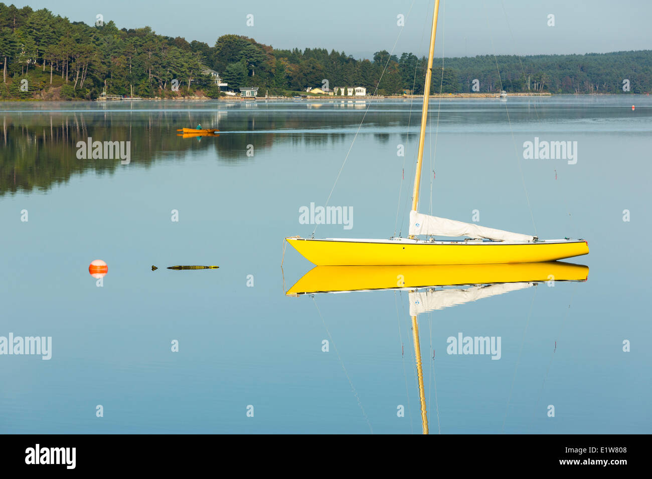 Segelboot spiegelt sich in LaHave River, Little Island, Nova Scotia, Kanada Stockfoto