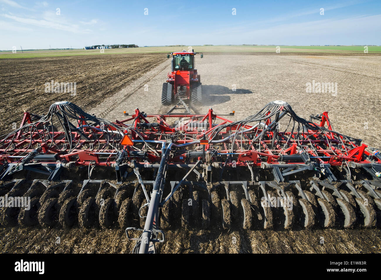 Bewegliche Traktor und und Luft bis Sämaschine Pflanzung Sojabohnen in Korn Stoppeln, in der Nähe von Dugald, Manitoba, Kanada Stockfoto