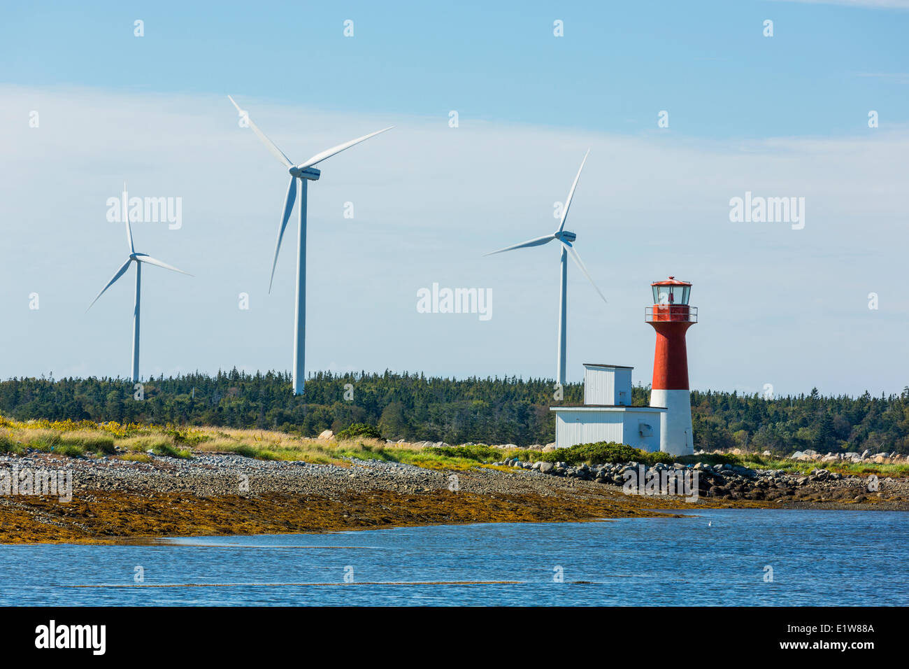 Leuchtturm und Wind Turbine, Lower East Pubnico, Nova Scotia, Kanada Stockfoto