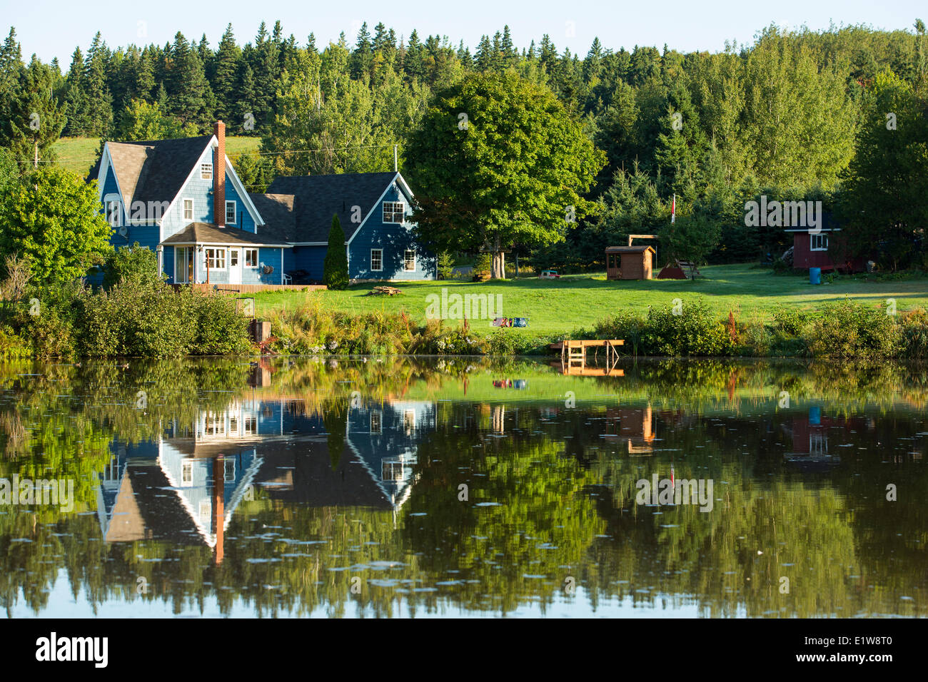 Bauernhaus, spiegelt sich im Teich, Millvale, Prince Edward Island, Canada Stockfoto