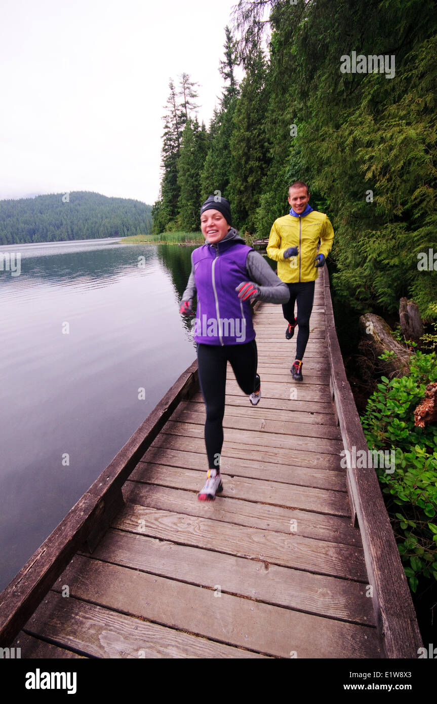 Laufen und Wandern auf den Spuren rund um Sasamat Lake, Belcarra Regional Park, Port Moody in British Columbia, Kanada Stockfoto