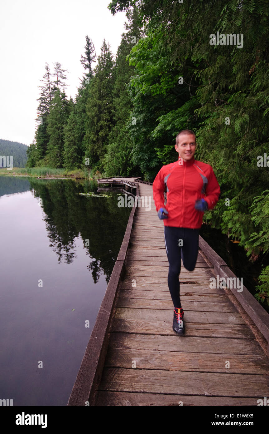 Laufen und Wandern auf den Spuren rund um Sasamat Lake, Belcarra Regional Park, Port Moody in British Columbia, Kanada Stockfoto