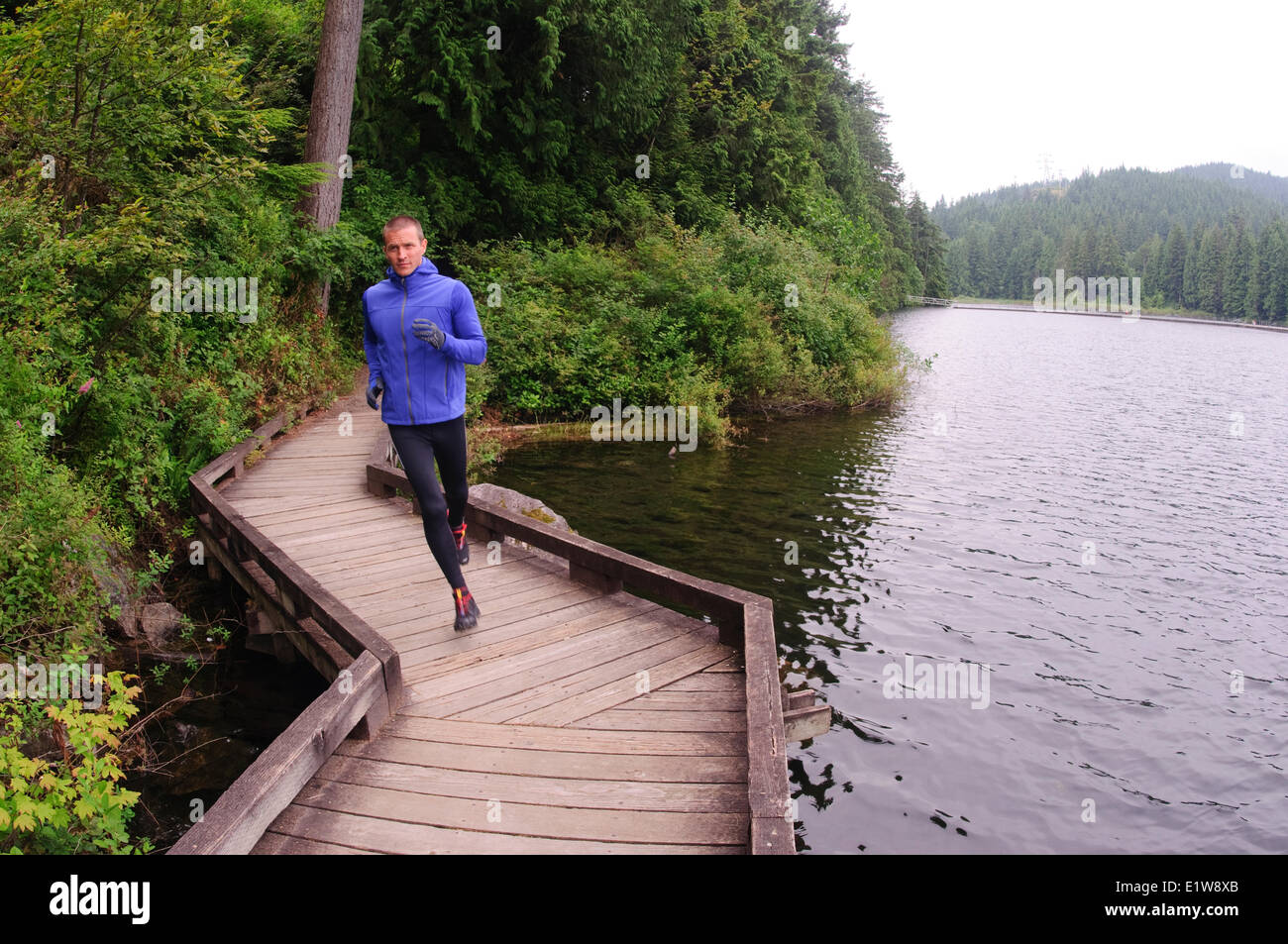 Laufen und Wandern auf den Spuren rund um Sasamat Lake, Belcarra Regional Park, Port Moody in British Columbia, Kanada Stockfoto