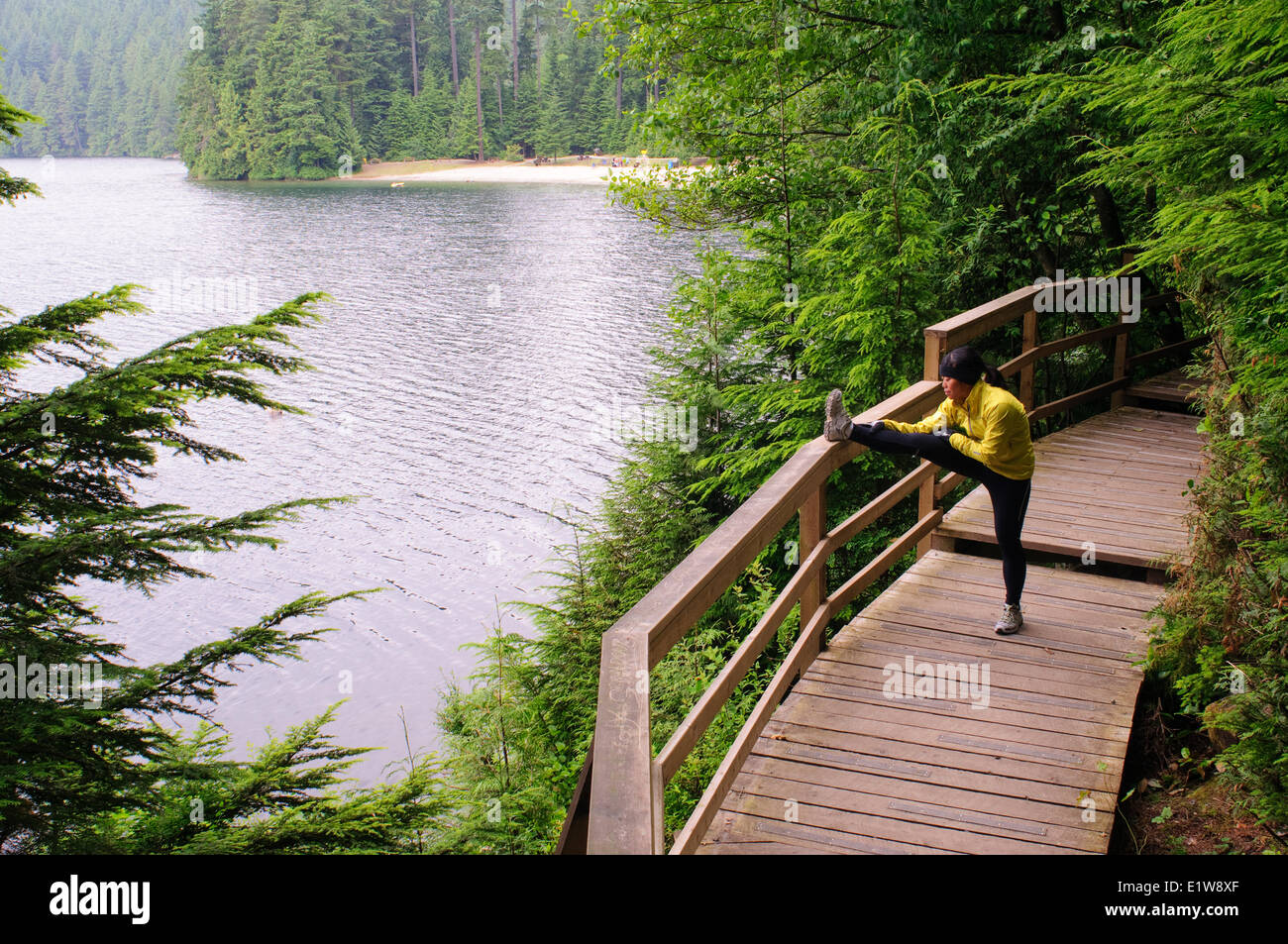 Laufen und Wandern auf den Spuren rund um Sasamat Lake, Belcarra Regional Park, Port Moody in British Columbia, Kanada Stockfoto