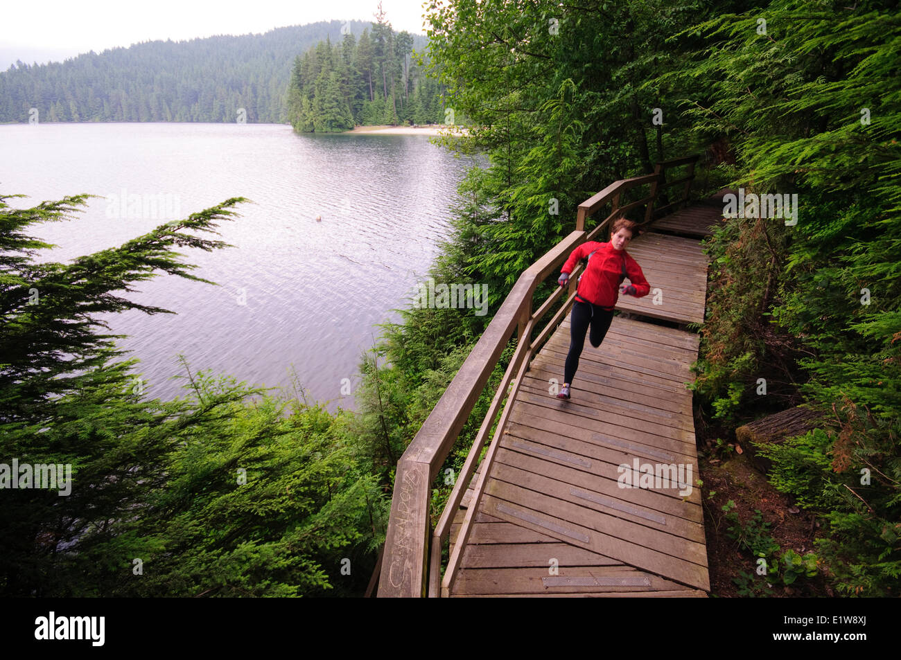 Laufen und Wandern auf den Spuren rund um Sasamat Lake, Belcarra Regional Park, Port Moody in British Columbia, Kanada Stockfoto