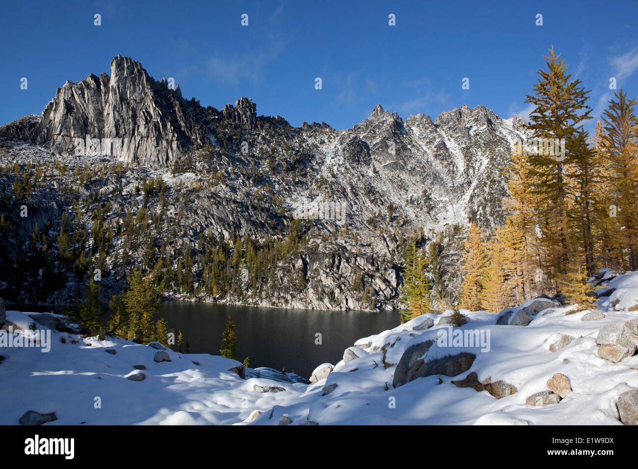 See-Viviane, goldenen Lärchen und Prusik Peak, Verzauberungen, Alpenseen Wildnis, US-Bundesstaat Washington, Vereinigte Staaten von Amerika Stockfoto