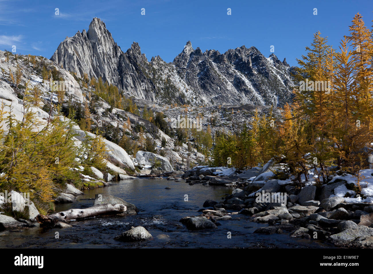 Prusik Peak aus den Abfluss von Sprite-See, Verzauberungen Becken, Alpenseen Wildnis, Washington, Vereinigte Staaten von Amerika Stockfoto