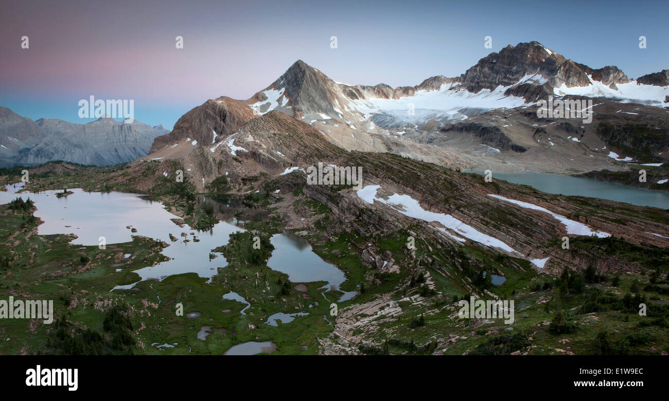Sonnenuntergang am Kalkstein Seen und Russell Peak, Höhe der Rocky Mountains Provincial Park, Britisch-Kolumbien, Kanada Stockfoto