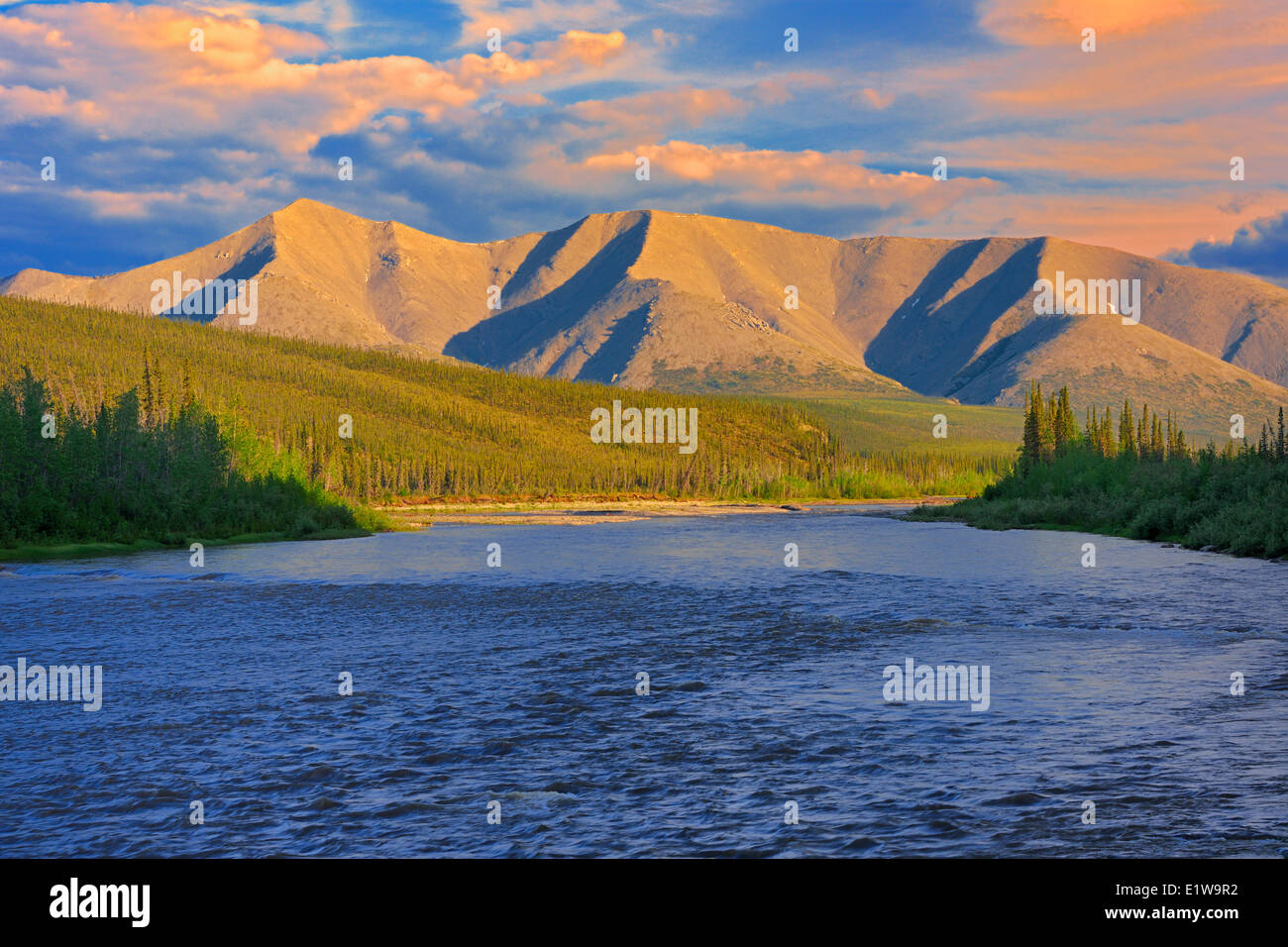 Berge und den Fluss entlang der Dempster Highway, Yukon, Kanada Stockfoto