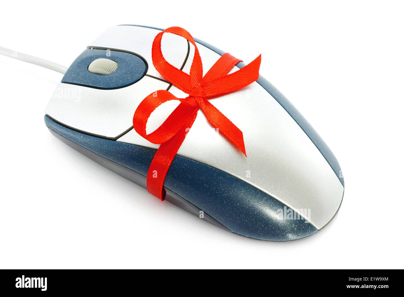 Computer-Maus mit roter Schleife auf weißem Hintergrund Stockfoto