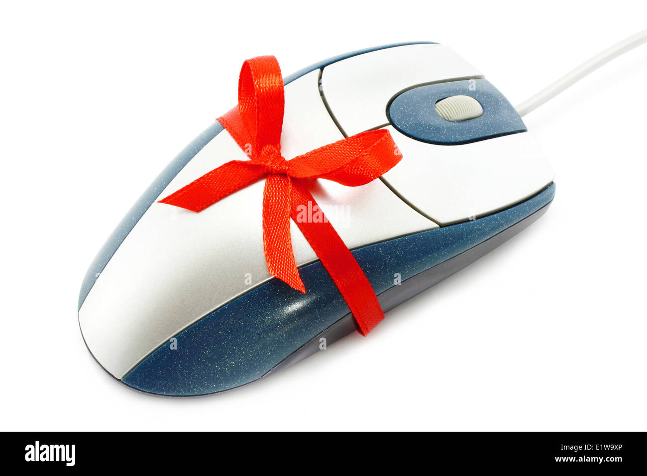 Computer-Maus mit roter Schleife auf weißem Hintergrund Stockfoto
