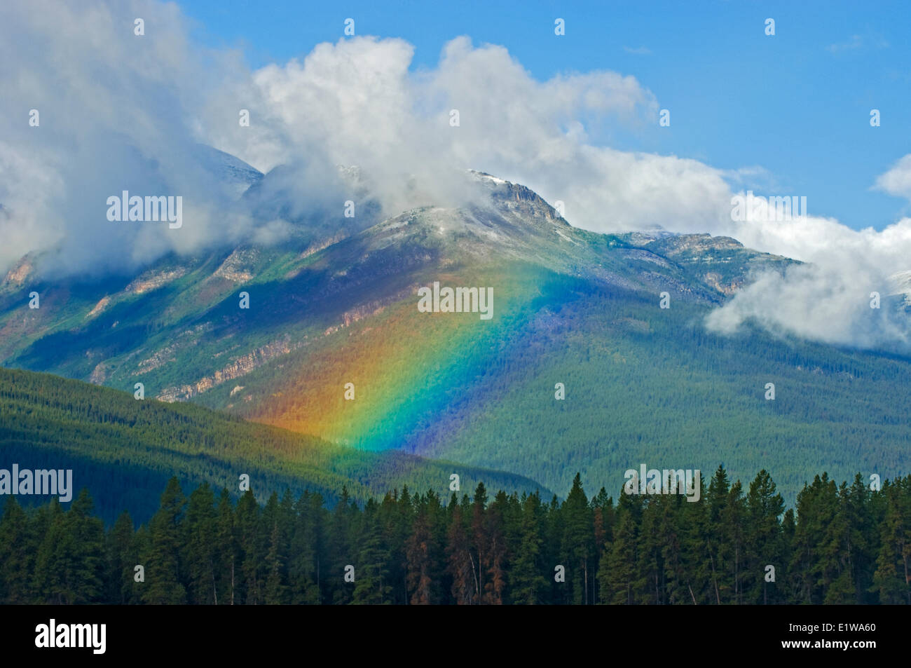 Regenbogen und kanadischen Rocky Mountains, Mount Robson Provincial Park, Britisch-Kolumbien, Kanada Stockfoto