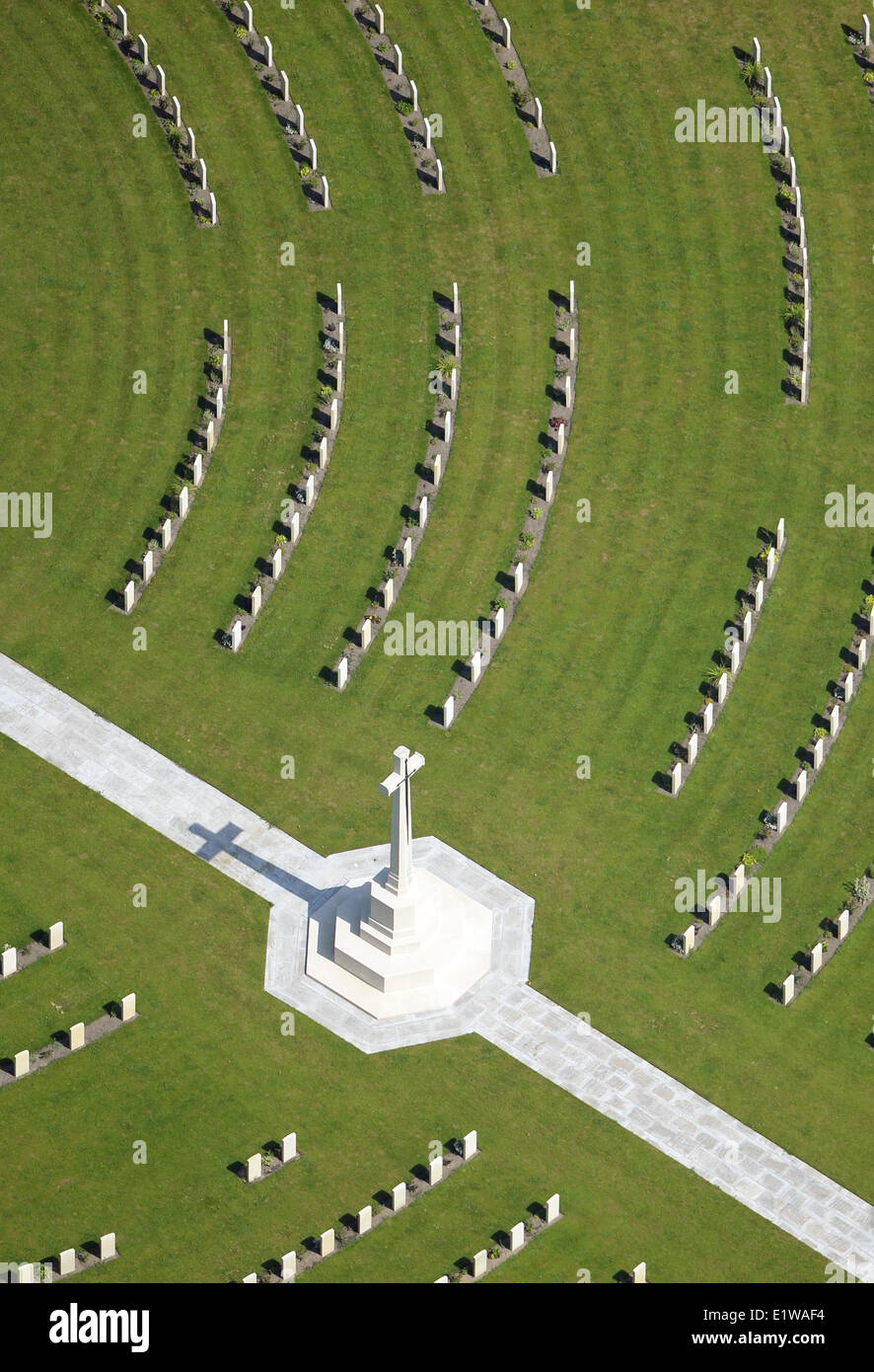 Stahnsdorf, Deutschland. 8. Juni 2014. Luftaufnahme der Soldatenfriedhof am Suedwestkirchhof (lit.) Süd-West Kirche Friedhof) in Stahnsdorf, Deutschland, 8. Juni 2014. Das areal wurde einen Friedhof im Jahre 1902 erklärt. Landschaftsgärtnerei nach Plänen von Louis Meyer begann im Jahre 1906 und 1909 die erste Beerdigung fand. Foto: Ralf Hirschberger/Dpa/Alamy Live News Stockfoto