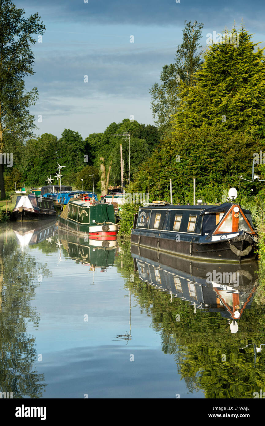 Narrowboats auf den Grand Union Canal bei Stoke Bruerne in den frühen Morgenstunden. Northamptonshire. England Stockfoto