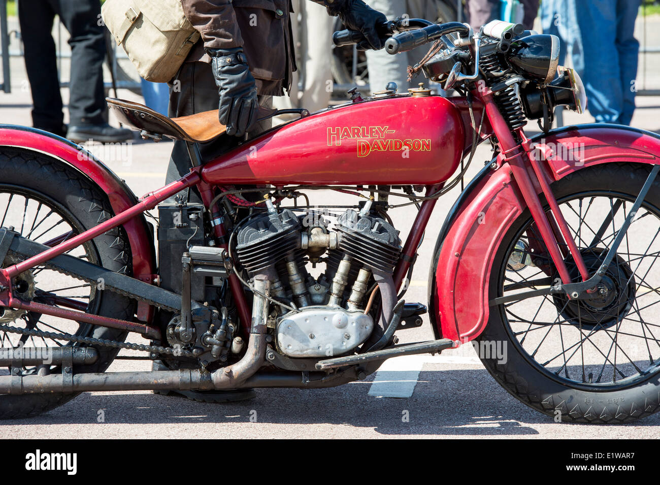 Vintage Harley Davidson Motorrad und Fahrer bei der VMCC Banbury Run. Banbury, Oxfordshire, England Stockfoto