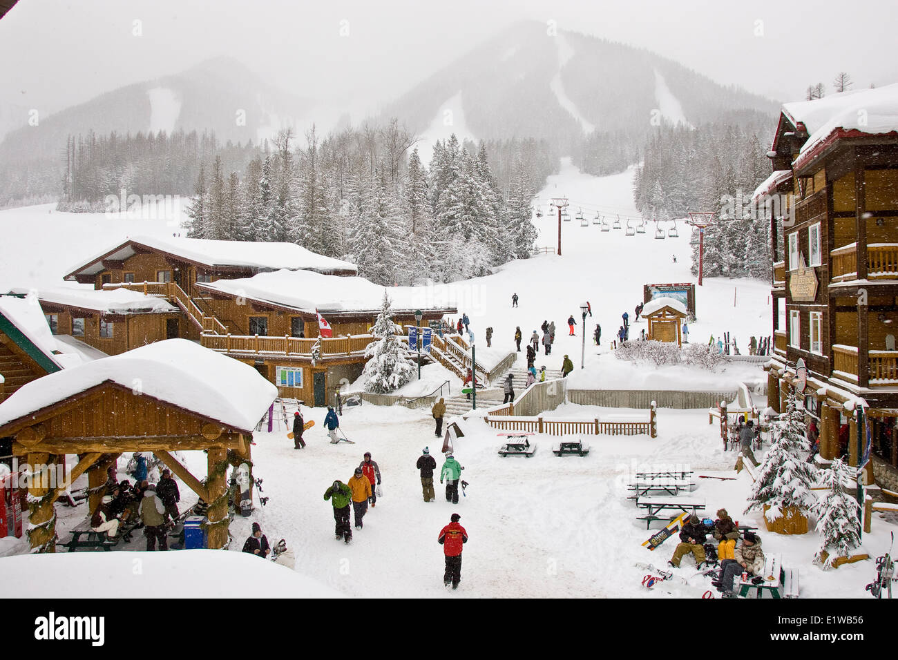 Fernie Alpine Resort Basis Dorf an verschneiten Tag, Fernie, BC, Kanada. Stockfoto