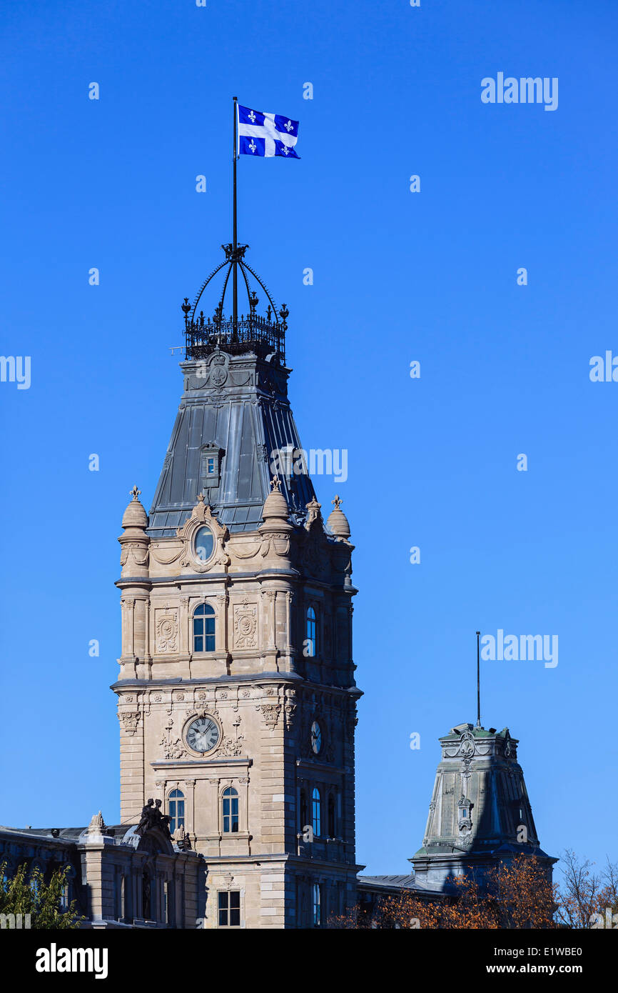 Fleur Flagge oben auf Quebec Parlamentsgebäude, Quebec Stadt, Quebec, Kanada Stockfoto