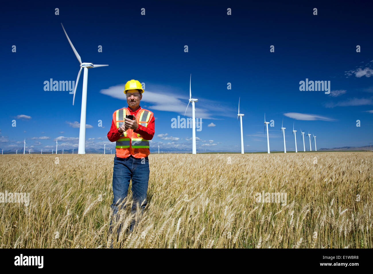 Wind Power Techniker stehen neben Windturbine, in der Nähe von Pincher Creek, Alberta, Kanada. Stockfoto