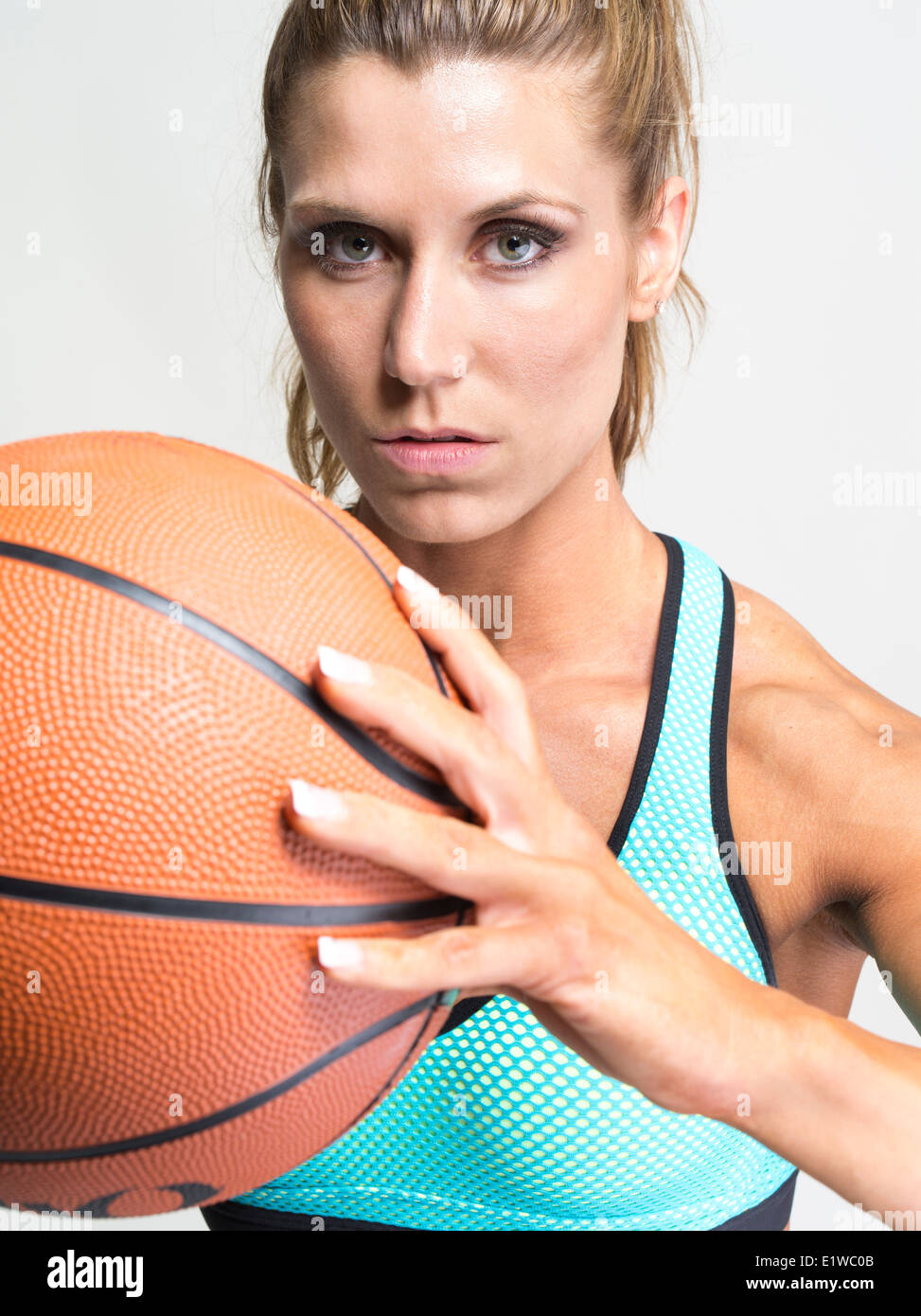 Muskulöse straff sportliche Frau - Basketballspieler Stockfoto