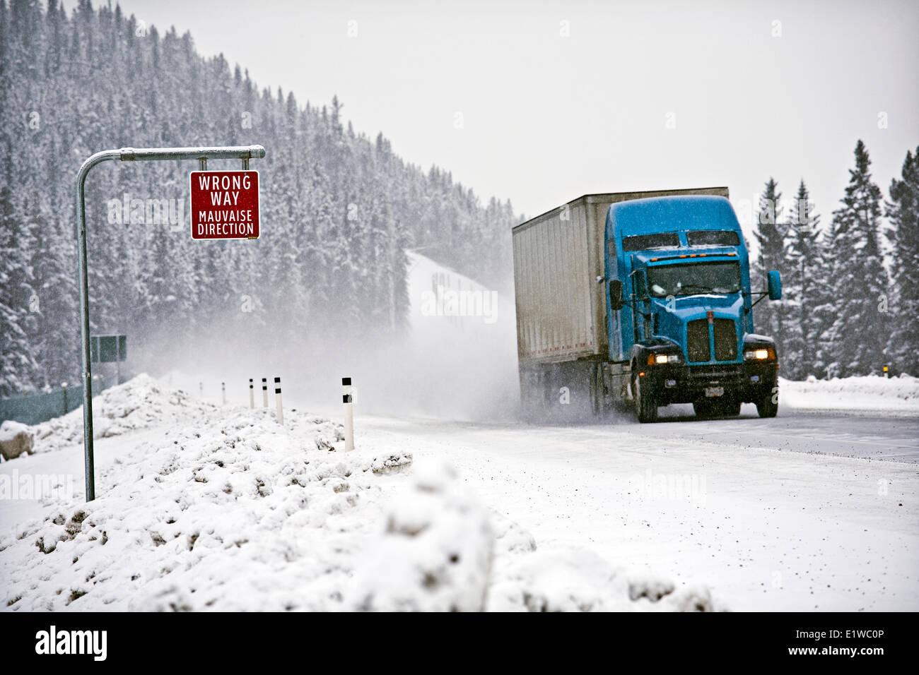 Falsche Weg Zeichen und Transport-LKW am Trans-Canada Highway unter winterlichen Bedingungen in der Nähe von Lake Louise, Alberta, Kanada. Stockfoto