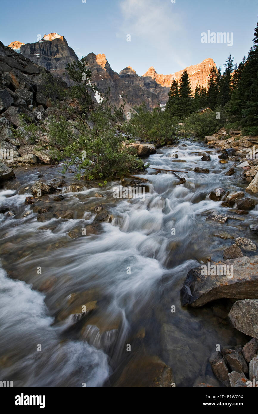Moraine Creek und Wenkchemna Gipfel, Banff Nationalpark, Alberta, Kanada. Stockfoto