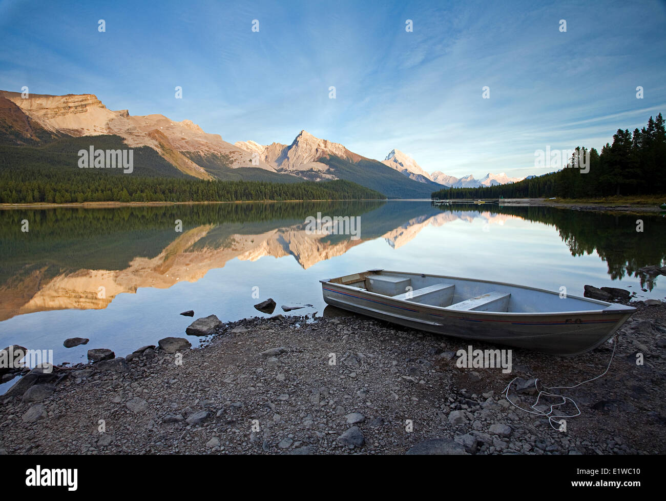 Ruderboot am Ufer am Maligne Lake, Jasper Nationalpark, Alberta, Kanada. Stockfoto