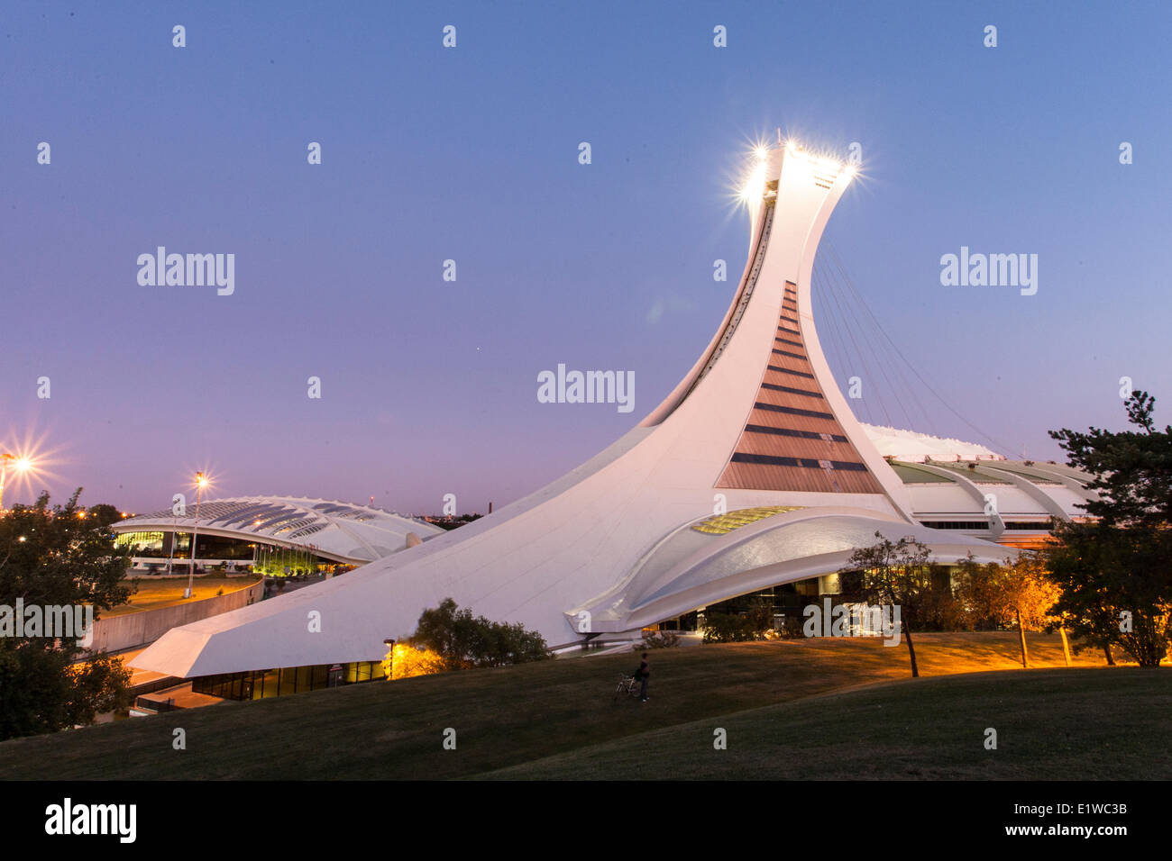 Das Olympiastadion oder Stade Olympique in Montreal in der Abenddämmerung von Sherbrooke Straße aus gesehen. Die Website wurde für die 1976 Su konzipiert. Stockfoto