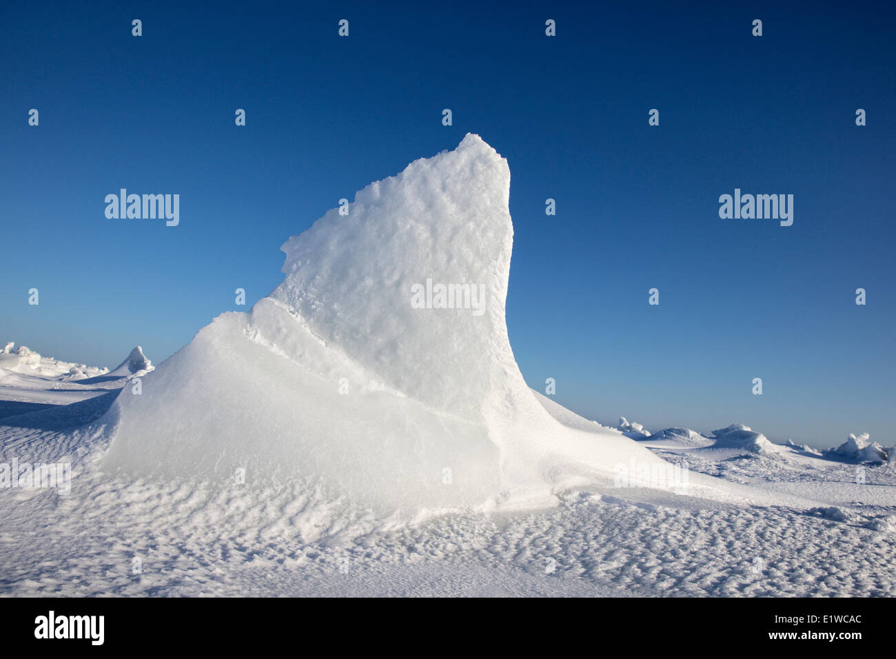 Eisbildung in der Gezeitenzone, Westküste Hudson Bay, südlich von Arviat, Nunavut, Kanada Stockfoto