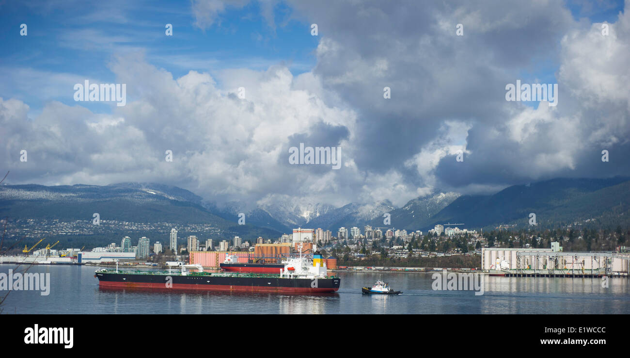 Frachtschiff und Schlepper Boot am Inner Harbour, Vancouver, Britisch-Kolumbien, Kanada Stockfoto