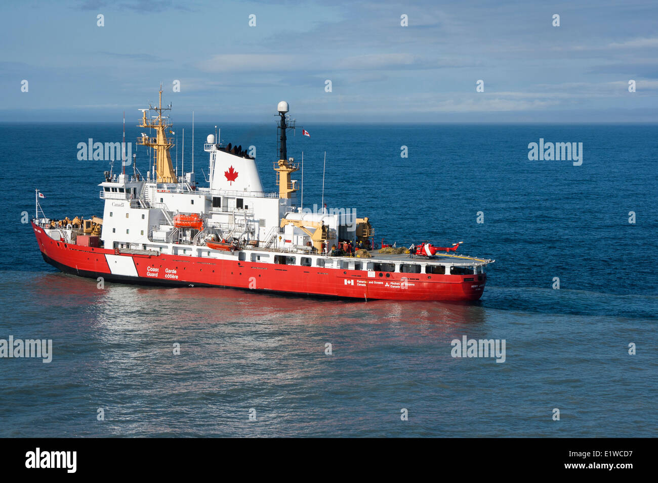 Kanadische Küstenwache Schiff, "Henry Larsen," in Pond Inlet, Nunavut, Kanada, während Betrieb Nanook 2010. Stockfoto