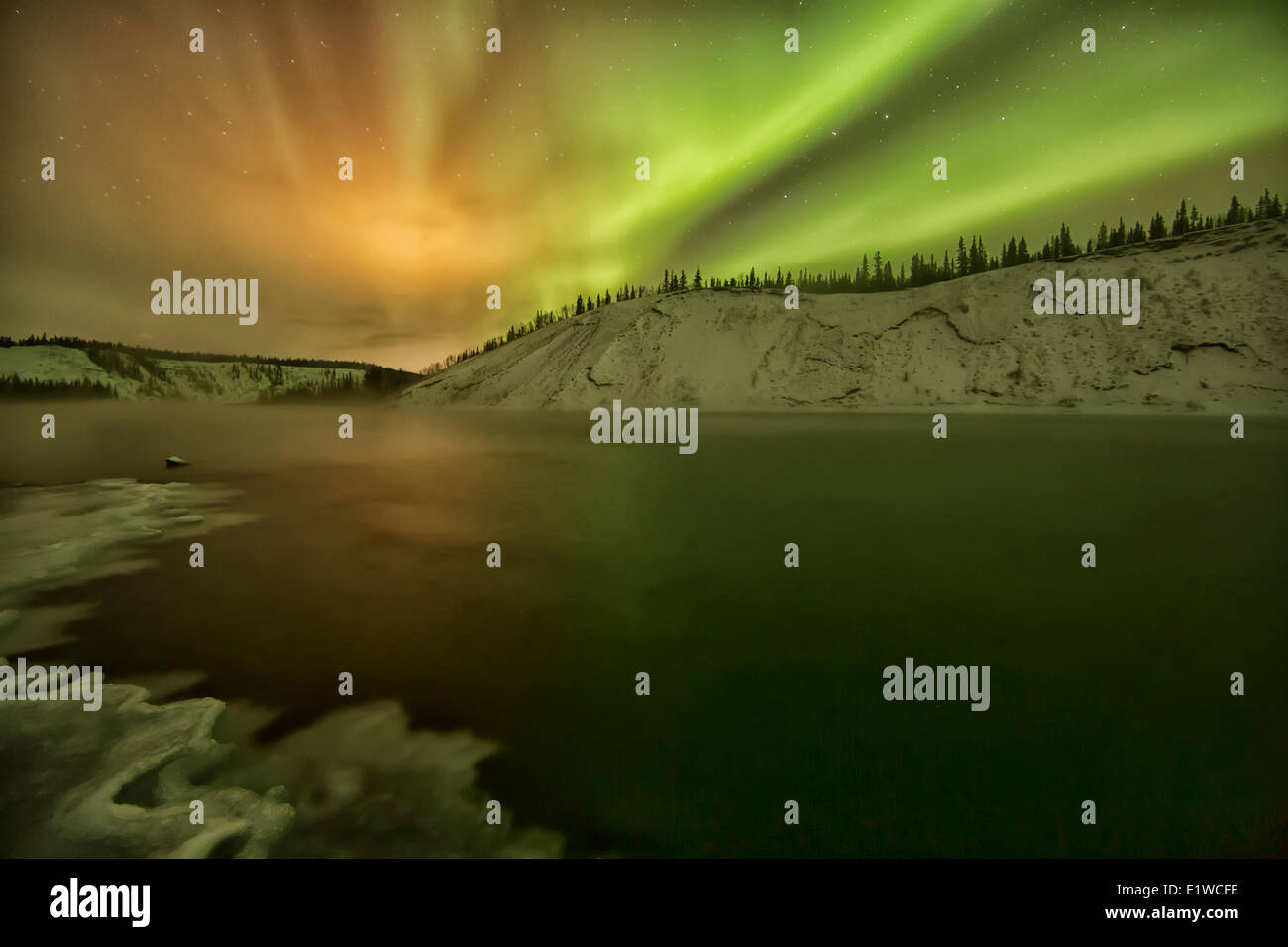 Aurora Borealis Leuchten am Nachthimmel über den Yukon River im Yukon. Auch bekannt als das Nordlicht. Stockfoto