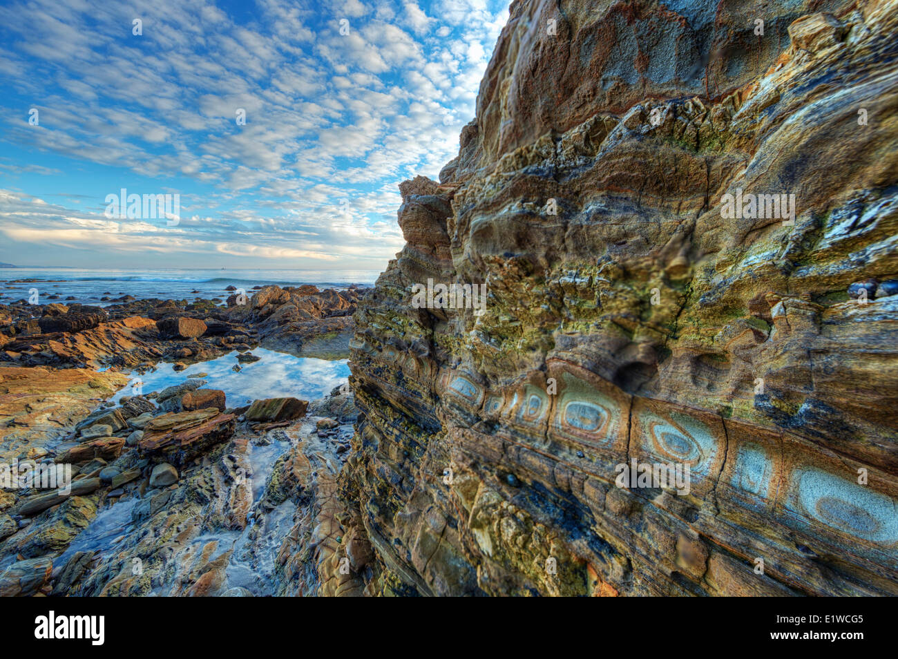 Interessante Felsen Muster im Crystal Cove State Park in Kalifornien. Den Sonnenuntergang gesehen hier im Gezeiten-Pools in der Stockfoto