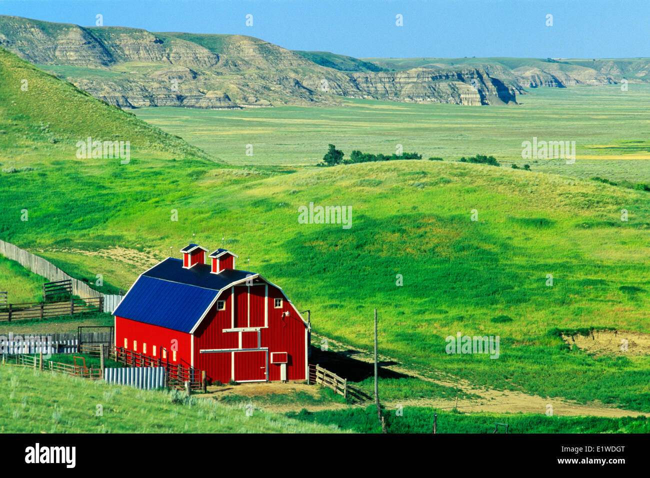 rote Scheune, Big Muddy Badlands, Saskatchewan, Kanada Stockfoto
