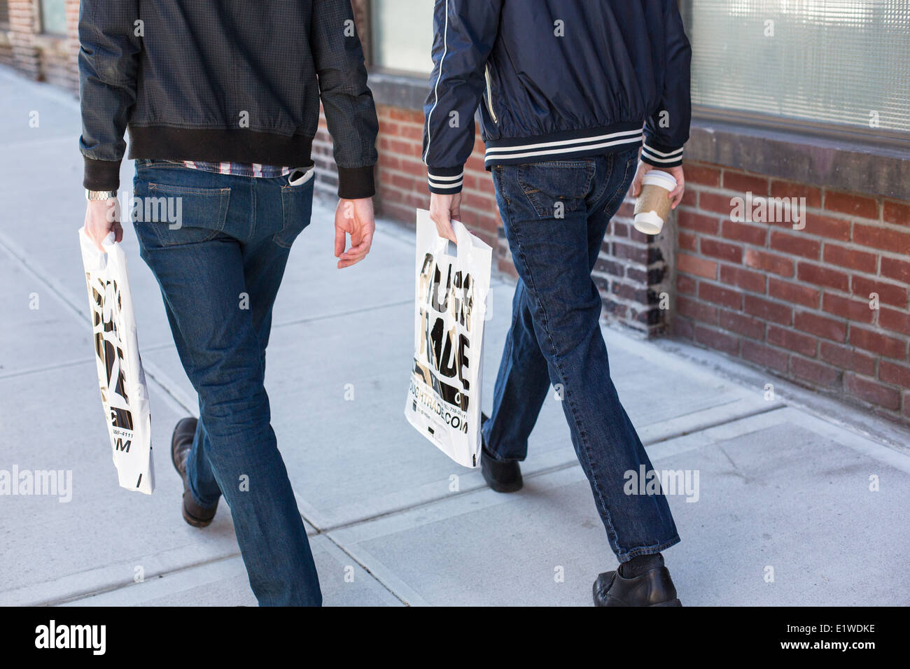 Zwei Männer verlassen Rough Trade Music Store Stockfoto