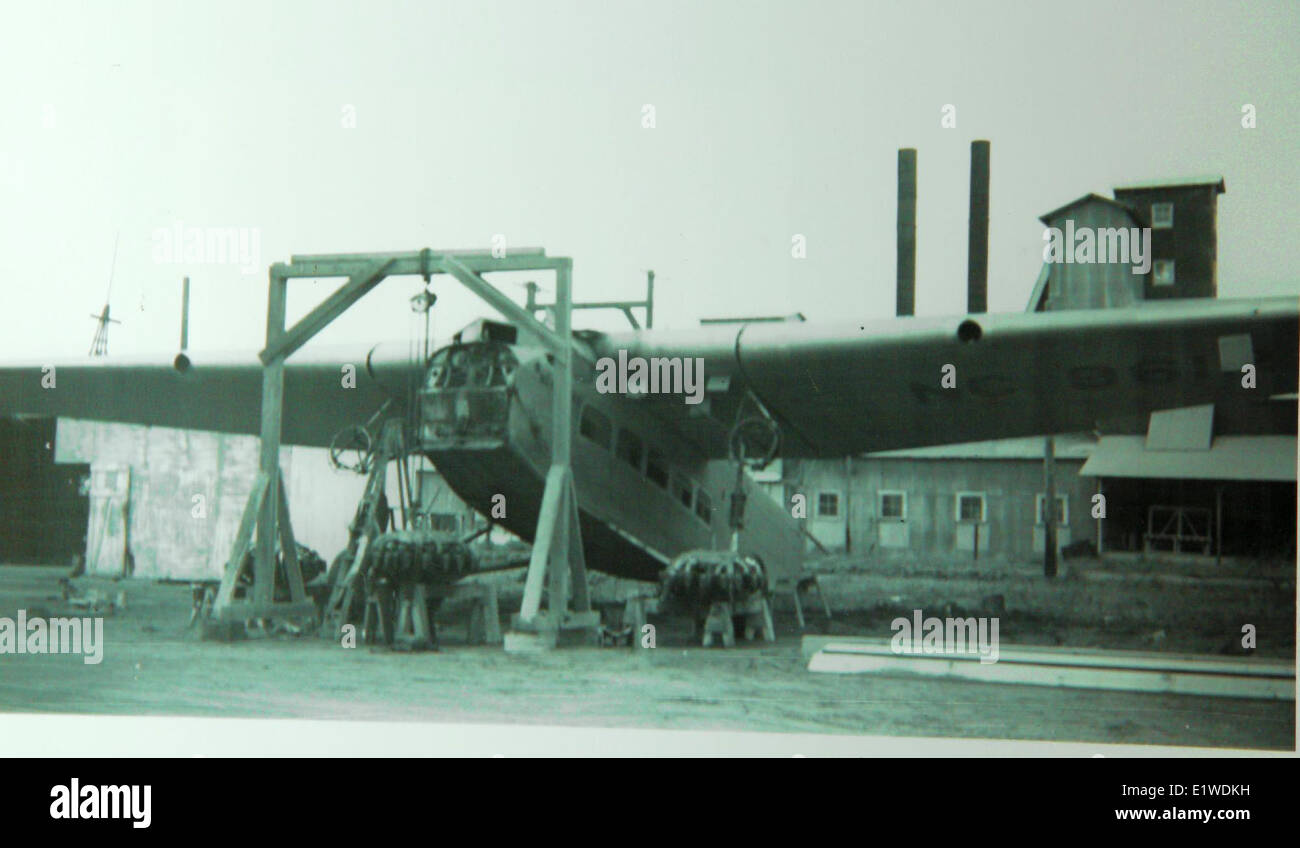 Dieses Foto zeigt ein Ford 4-AT-E Trimotor Flugzeug am Flughafen Chula Vista. Das Flugzeug wurde von Mamer Flying Service betrieben und verfügt über Wright J-6-9 Whirlwind-Motoren und war eines der ersten Flugzeuge, die den Luftverkehr in den USA etablierten Stockfoto