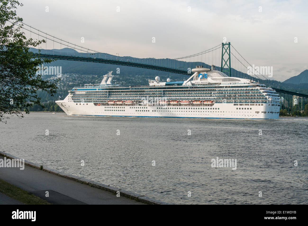 Kreuzfahrtschiff verlassen Vancouver Hafen und gehen unter die Lions Gate Bridge, Vancouver, Britisch-Kolumbien, Kanada Stockfoto
