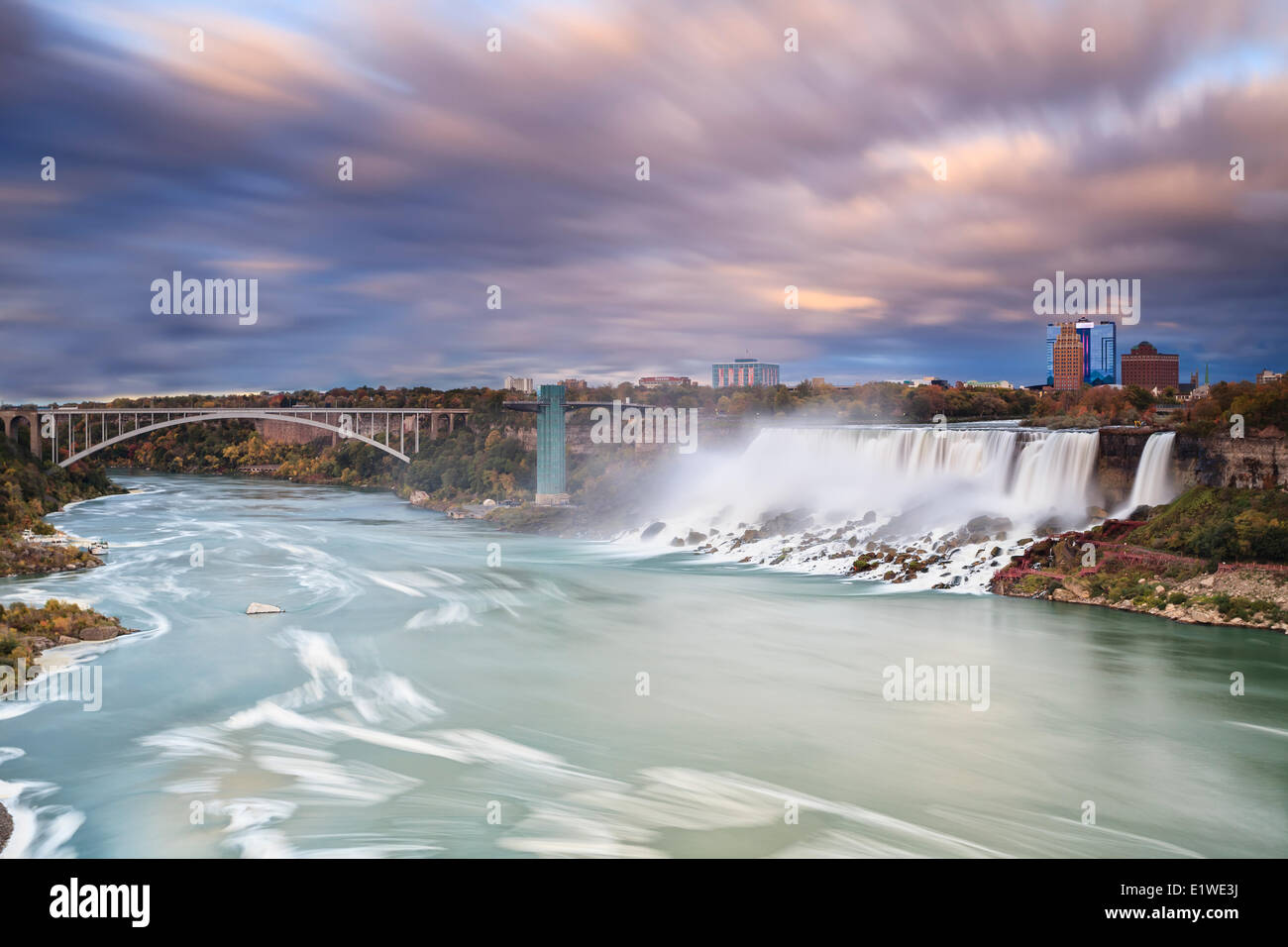 American Falls und Regenbogen-Brücke über den Fluss Niagara, Niagara Falls, New York, USA Stockfoto