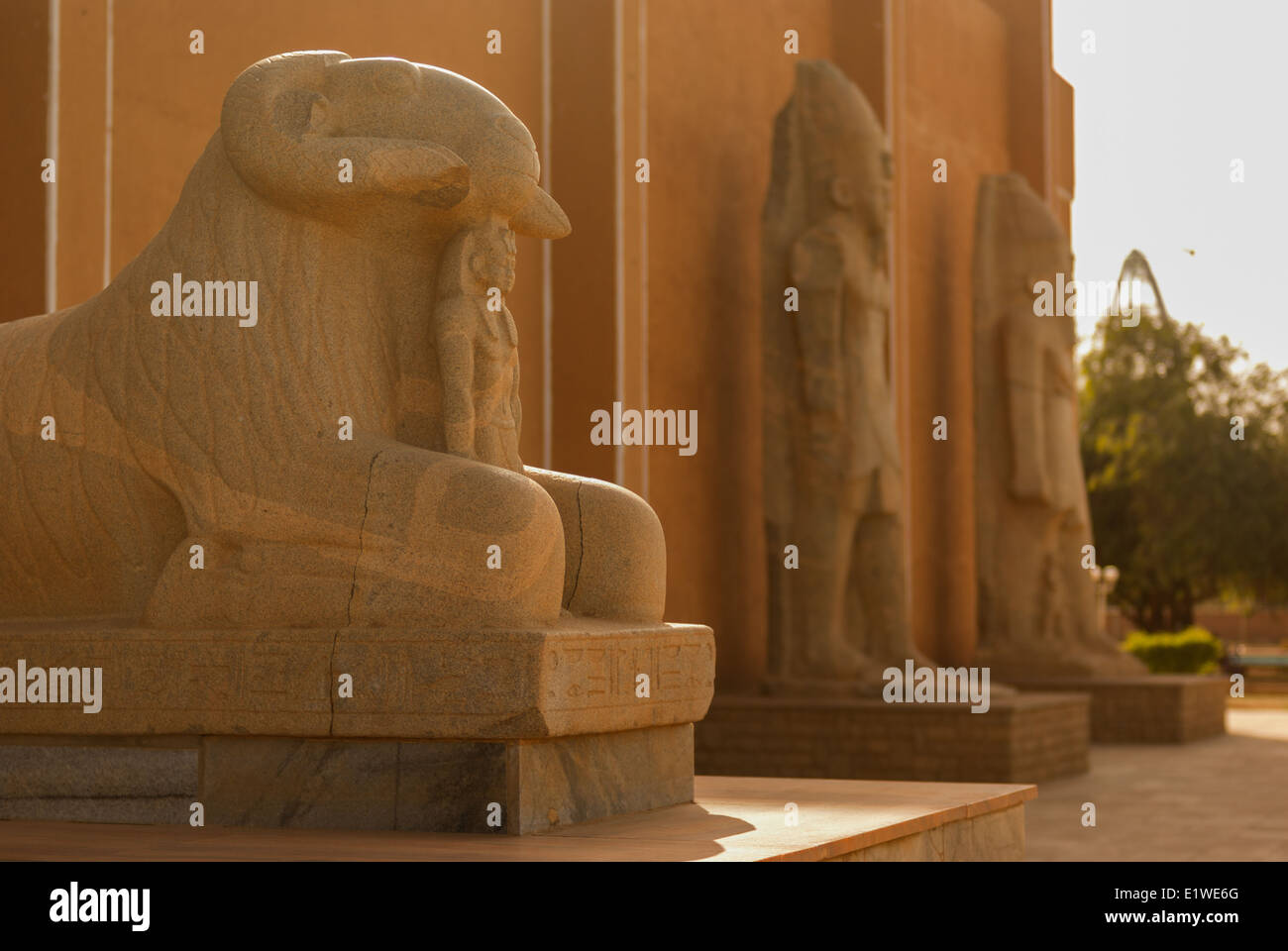 Statue des Amun in Form von RAM-Schutz des Königs Taharqa und 2 Kolosse von Kawa Tempel, National Museum von Sudan, Khartoum, Sudan Stockfoto