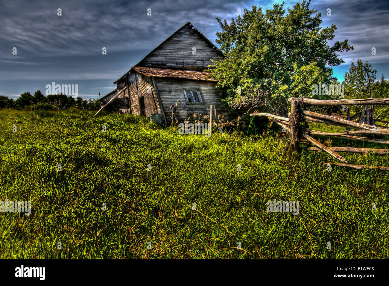 Eine alte Abanded Schuppen, oder ein Haus, in einem Hof, gegen einen blauen Himmel.  Atton der Lake, Saskatchewan, Kanada. Stockfoto