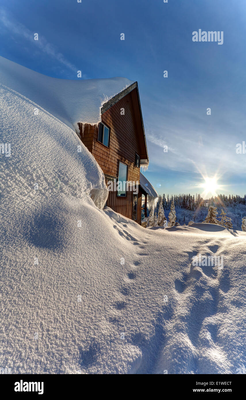 Eine Skihütte im tiefen Schnee bedeckt ist eine bekannte Website bis auf Mt. Washington kleinen Dorf Loacted in der Nähe von Ski-Hügel.  Mt. Stockfoto